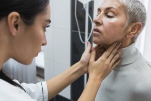 Tumor da tireoide: sintomas, causas e tratamentos