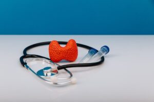 Como a falta de hormônios produzidos pela tireoide afeta o organismo?