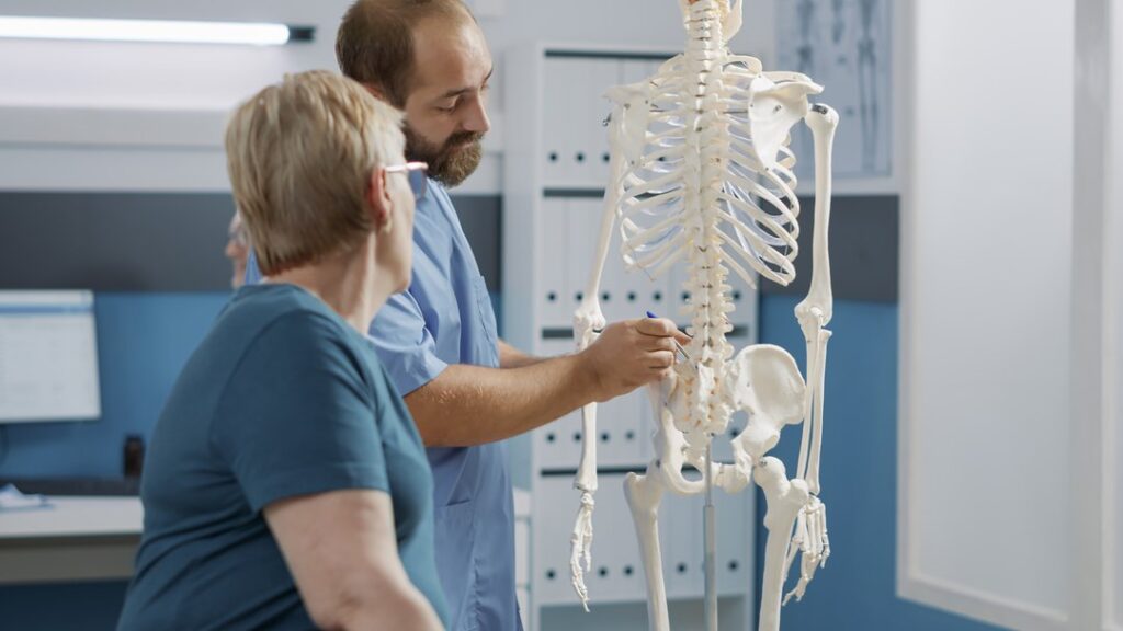 Por que as mulheres sofrem mais com a osteoporose?